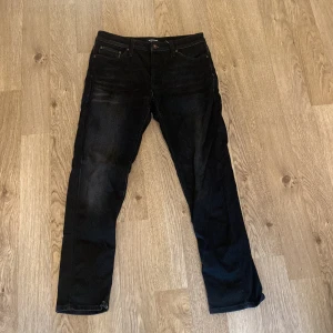 Jeans - Säljer mina tvär feta jeans ifrån Jack and Jones då de är för små. Modell Comfort/Mike Storlek W29 och L30. Skick 10/10 knappt använda. Nypris 900kr. Hör av er vid frågor.
