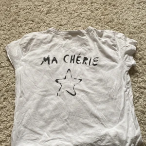 Ma cherie t-shirt  - Super fin tröja från Gina tricot, passar även de som är storlek xs! Priset kan diskuteras ⚡️💓🐆🍸