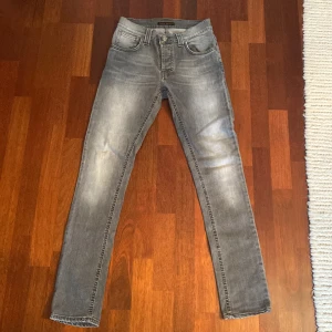 Nudie jeans  - Tja, säljer nu mina nudie jeans i modellen grim tim då dom är för små för mig (är 180). Skicket är 9/10 och dom är i storleken 29/32 , priset är inte hugget i sten. Skriv om det finns frågor!