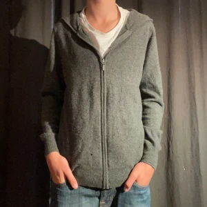 Kashmir hoodie - Tjena! Nu när dom kallare dagarna kommer så säljer jag denna 100% Kashmir hoodien i storlek S ifrån Lawrence grey👏. nypris: 2400kr❌ mitt pris: 599kr✅, skick 7/10 då ett litet hål finns🗣️, skriv vid funderingar eller frågor🙌(‼️PRISET ÄR HUGGET STEN🗡️🪨‼️)