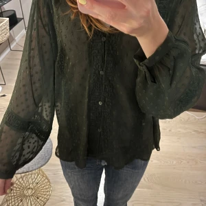 Grön blus - Bra skick och använd endast två gånger! Den är lite genomskinlig men väldigt fin mörk grön färg!