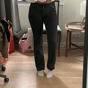 Gråa Filippa K jeans - Mörk gråa Filippa K jeans. Passar på mig som är 1,72