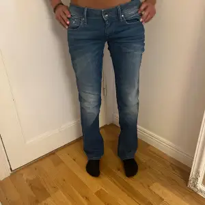 Blåa jeans från G star. Knappt använda, inga defekter. Lågmidjade.