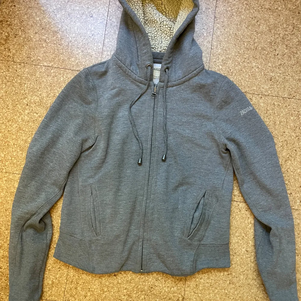 Grå zadig & voltaire hoodie. Använd men fortfarande i gott skick. Kan skicka fler bilder vid behov. Neuletakit & Villapaidat.