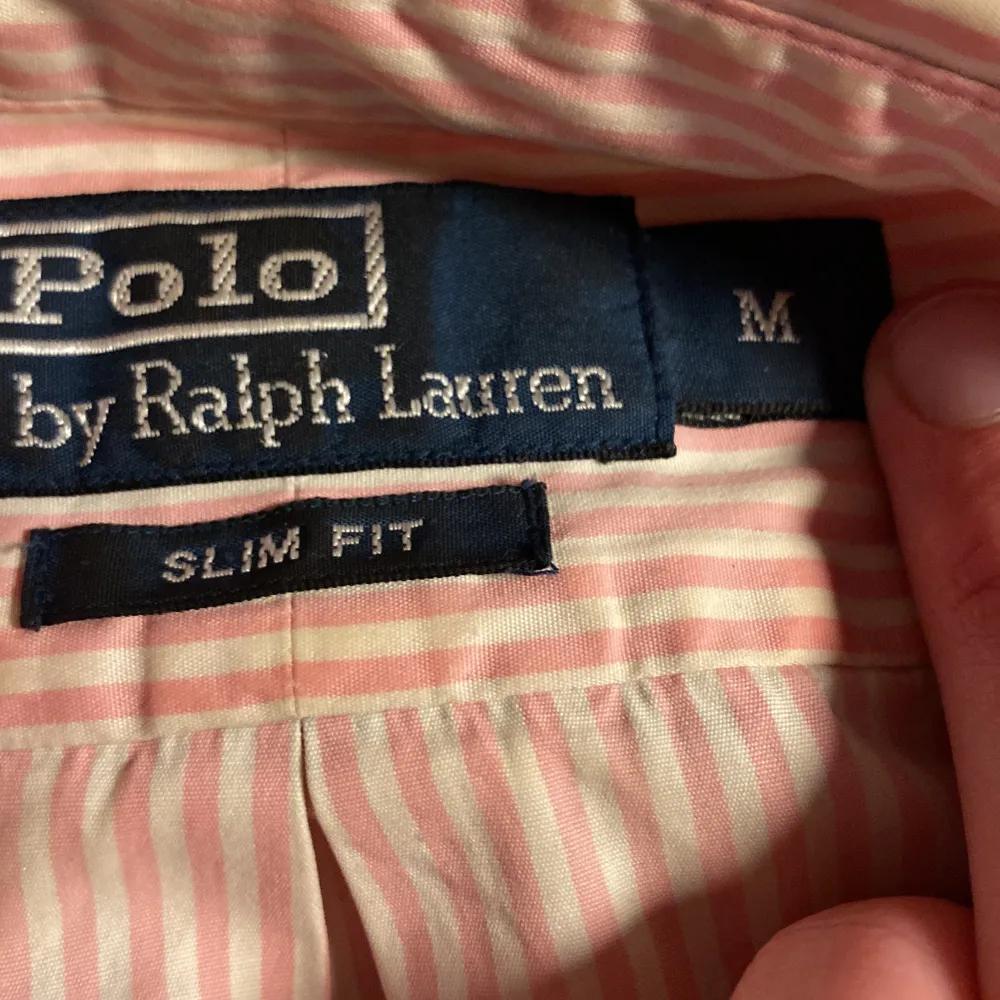 Säljer nu denna asfeta Ralph Lauren skjortan i ett gott skick! Storleken är M men passar S med! Nypris ligger på ca 1599kr❌ mitt pris endast 449kr✅ Hör av dig vid minsta lilla fundering!! 😊🙂. Skjortor.