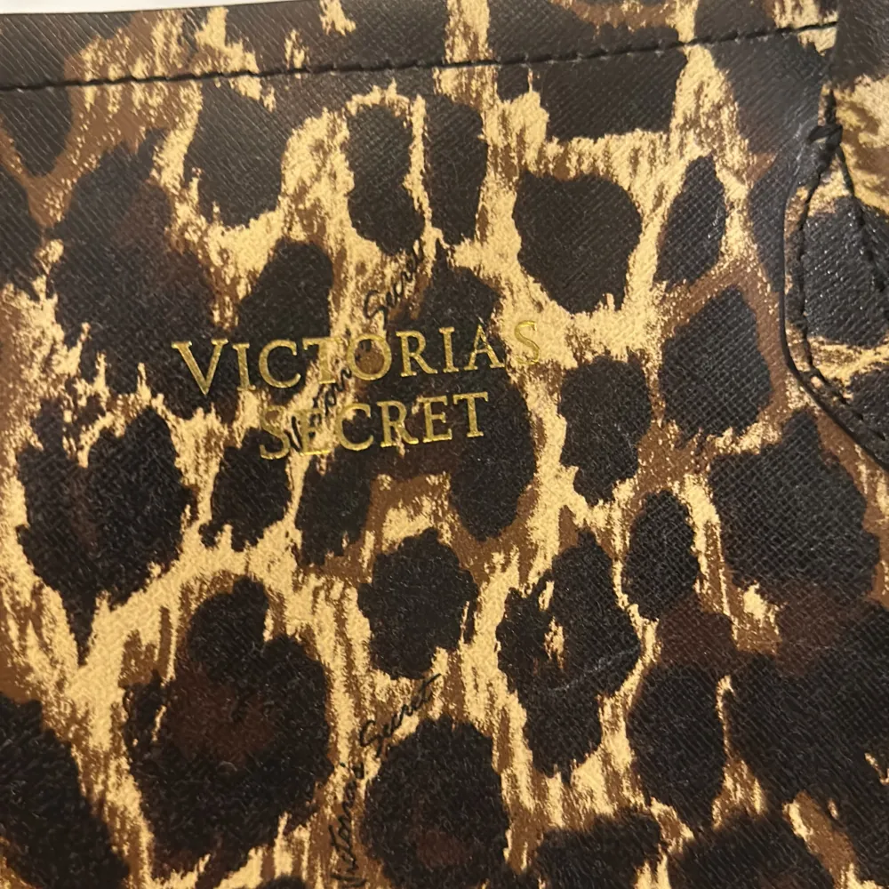 Jätte fin victoria secret väska i leopard. Väskor.