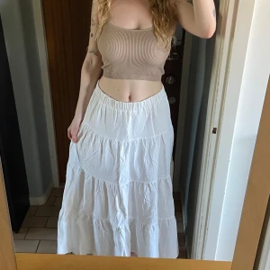 Kjol - Så fin kjol! Aldrig använd. Tjockt material och har en underkjol så inte genomskinlig. Midja ca 74 cm (stretchig) och längd ca 92 cm 