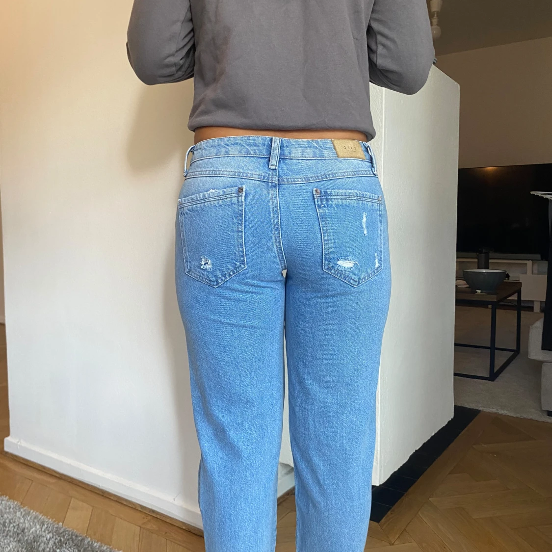 Blå jeans med slitningar - 90