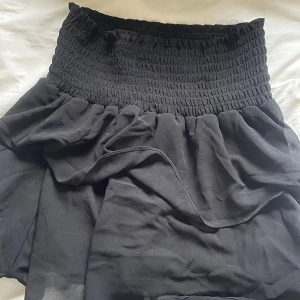 Svart kjol från Chelsea  - Gullig svart kjol från Chelsea! Luftig och skön men går även att ha till ett par strumpbyxor nu under hösten❣️