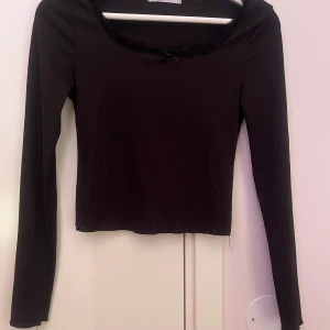 Söt topp - Söt topp med spets och liten rosett  från shein  