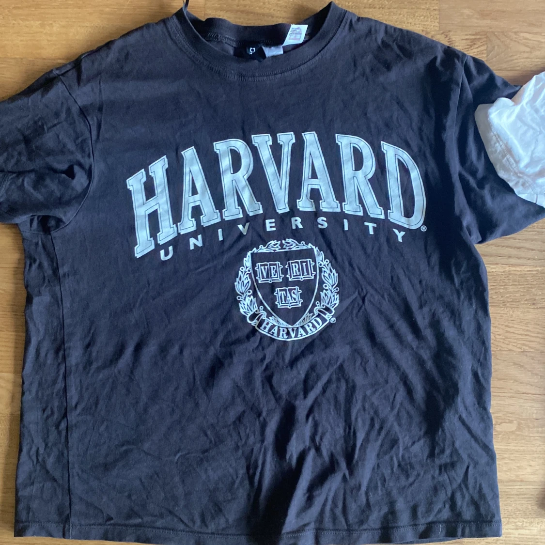 Svart Harvard t-shirt och beige UCLA t-shirt - 90