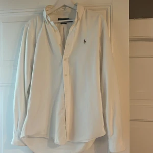 Vit Ralph lauren skjorta - Stilig Raffe skjorta i bra skick 8/10  Vid snabb affär är pris alltid diskutera Bart. 