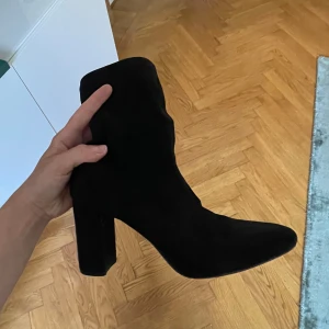 Svarta klackskor  - Svarta klackskor/boots med ”mjuk” del vid ankeln. Supersköna att gå i! Använda ca 3-4 gånger.