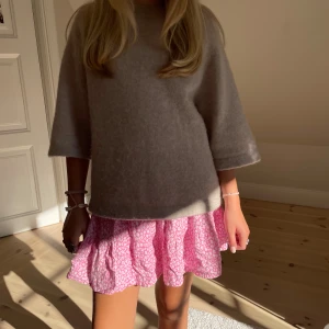 Blommig kjol - Söt blommig kjol, använd fåtal gånger💓