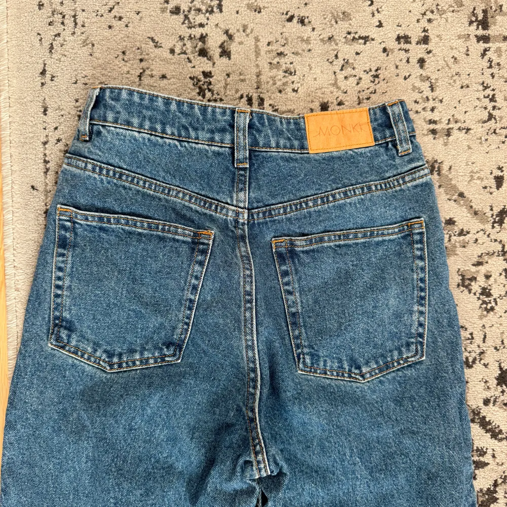 Ett par Monki jeans (blå) jag köpte ca 1 år sedan, men har inte använt mycket eftersom att jag växt ur de. Jeansen har hög midja och straight fit (vidare nere) Köpte de för ca 400 kr, men säljer för 150 kr. Mer frågor är det bara att skriva🤍. Jeans & Byxor.