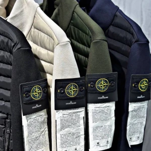 Stone island  - Finns S till xl. Beställningsvara. Stone island cardigan 