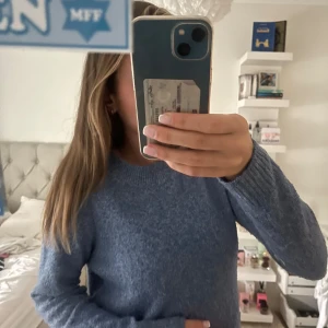 Blå stickad tröja - Säljer denna då den aldrig kommer till användning. Storlek xs och jätteskönt material!