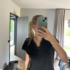 Fin top från HM - Fin topp från zara! Har spets upptill