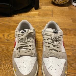 Nike Dunk Low ’Light Iron Ore’ - Storlek 43. Bra skick, använd ett 20-tal gånger, viss slitage på bland annat sulan. Condition 7/10. Ingen original-box finns. 