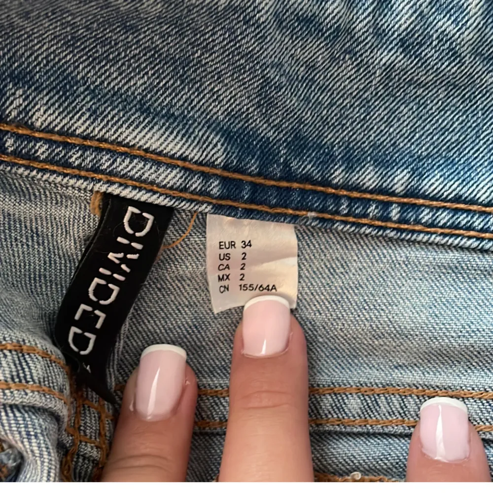 Jätte fina lågmidjade bootcut jeans. Dem är från hm och är knappt använda, de är köpta i Tyskland. Och så är dem mönstrade på fickorna 💗. Jeans & Byxor.