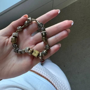 Pandora armband - Äkta Pandora armband. Säljer då de blivit för stort och inte kommer till användning. Lågt pris pågrund av att guldet tappat lite färg. 