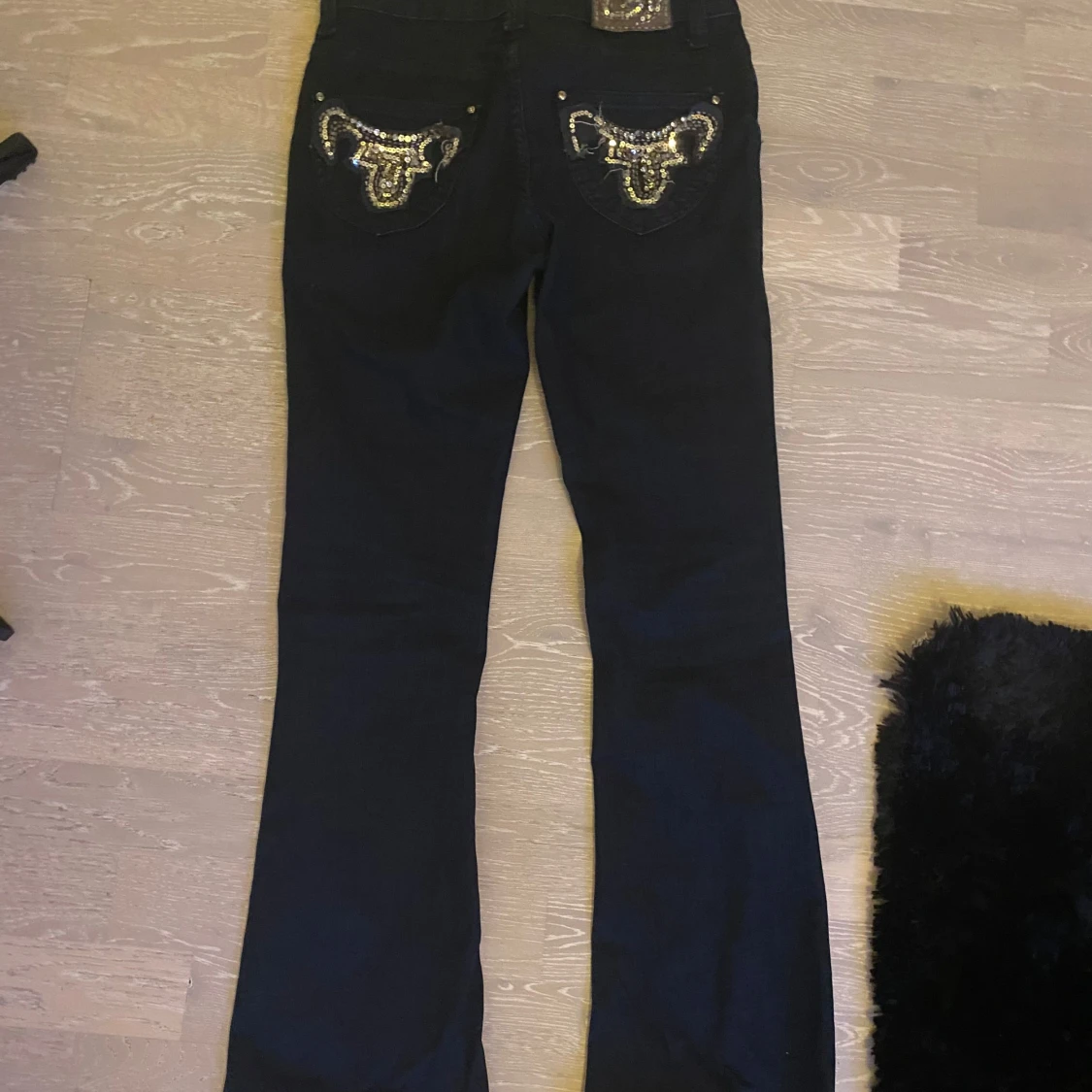 mörkblå bootcut jeans men coola fickor