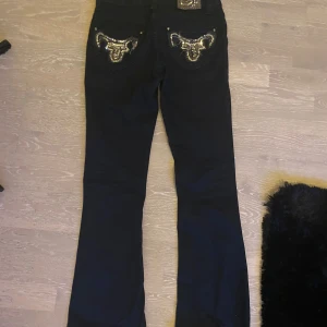 mörkblå bootcut jeans men coola fickor  - Paljetterna kan va lite lösa eller slitna men annars e de bra! Köparen står för frakt och köp gärna med köp nu  Midjemått: 40cm