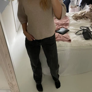 Jenas från zara  - Svarta jenas från zara. Storlek 38 men passar även 36💗💗