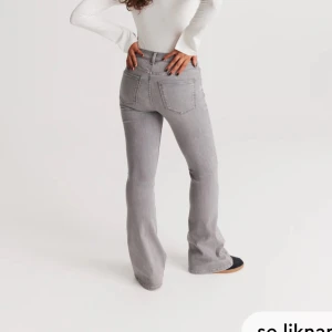 Jeans bootcut  - Aldrig använda, säljer då de inte kommer till användning. Köpte för 499 kr säljer för 250kr💓 Ganska långa, passar mig som är 173 cm. Storlek 38 men är liten i storleken så passar även 36.
