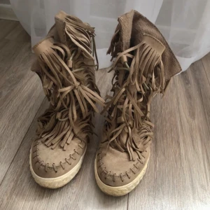 Skor med fransar!! - Så snygga nu till hösten