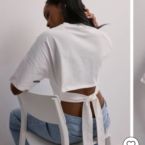 Nelly tshirt med öppen rygg - Använd en gång, perfekr skick.