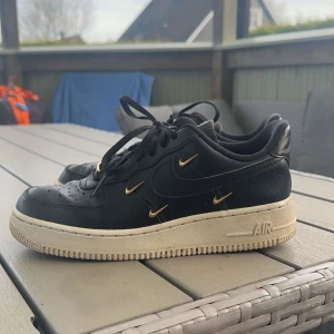 airforce skor - säljer mina svarta airforce skor som har gulddetaljer! skorna har några defekter som man kan se på bilderna, därav priset 💗nypris 1300 och tror ej de säljs längre!