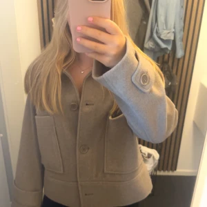 Kappa - funderar på att sälja denna as snygga kappa som är helt oanvänd❤️❤️pris kan diskuteras! En extra knapp medföljer, nypris 899, kom gärna med prisförslag också!