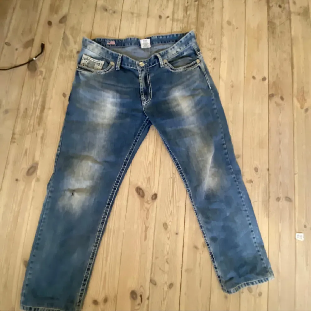 Säljer ett par superfina truereligion jeans. Köpte de på seams för 1100. Passformen är baggy. Innerbens längden är 73 och hela längden 103cm.. Jeans & Byxor.