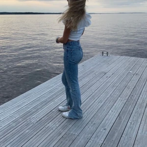 Bootcut jeans - Flared/bootcut stockholm stil jeans från zara🩷begagnad som syns på bilden. Storlek 34 men passar också storlek 36