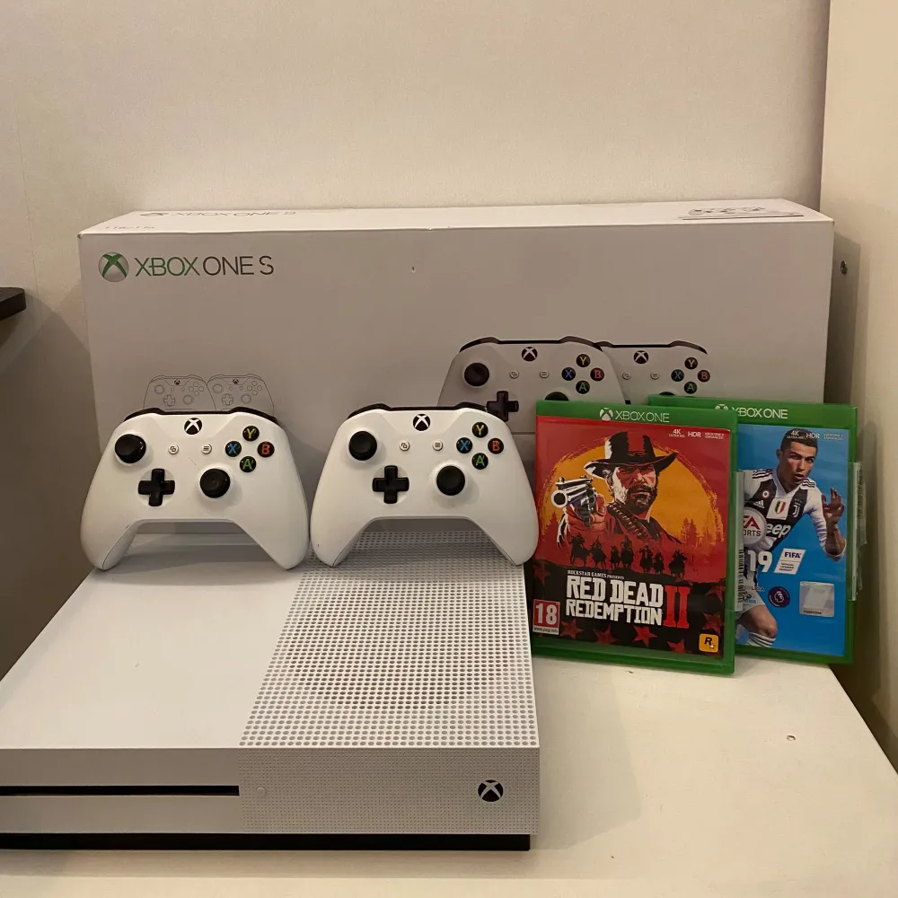 Säljer ett Xbox One S pga lite användning 2 spel ingår fifa 19 och red dead 2. Plus ingår det 2 kontroller, skick 7/10 använd men inga defekter och funkar bra.. Övrigt.