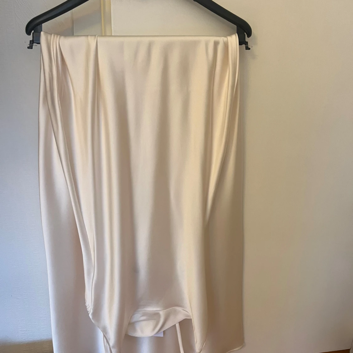 Vit satinklänning - 91