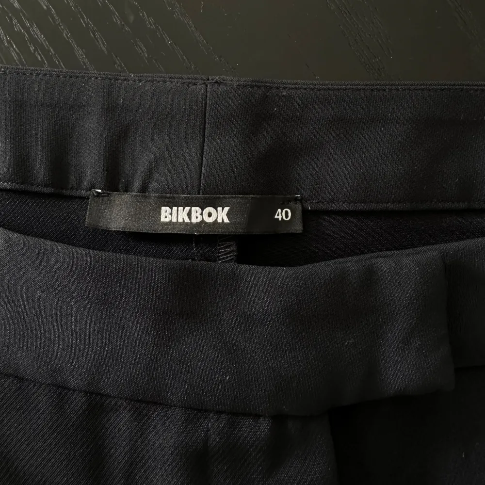 Säljer dessa nya svarta lowwaist kostymbyxor från Bikbok i storlek 40, aldrig använda. Jeans & Byxor.