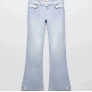 Ljusblå bootcut jeans från Zara - Säljer ett par ljusblå bootcut jeans från Zara i storlek 34. De är superbekväma och passar personer 160-165cm långa💓