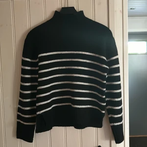 Stickad tröja - jätteskön stickad tröja från Gina Young, använd men har mer att ge💞 ett litet litet hål i vid armmudden som man ser på den 4 bilden. Storlek 158/165