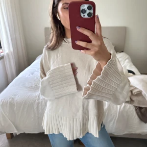 Mysig stickad tröja från Dobber - Fin och mjuk stickad tröja från Dobber som säljs på MQ.   Nypris 699  Använd Max 2 gånger, skicket är som ny.  Jag har vanligtvis XS-S och den är lite oversize på mig