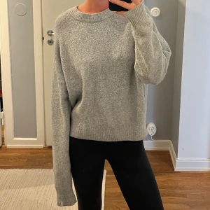 Tröja från h&m  - Säljer denna mysiga tröja från H&M 🩶