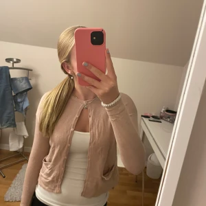 Rosa kofta - Jättefin rosa kofta ifrån Lager 157. Den är i barnstorlek 140. Den har några defekter, kolla på bilderna. Skriv om du har några frågor!💗