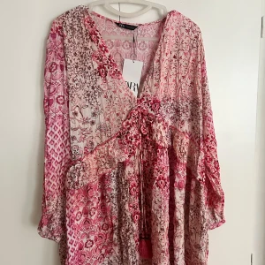 Blommig klänning från Zara 🩷 - Helt oanvänd somrig klänning från Zara. Lapp finns kvar. Ord.pris 399kr   - Storlek L men passar en M också 