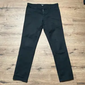 Säljer dessa då de mest bara tar plats i garderoben. Fina utan skador. Carhartt SID PANT. 33x32