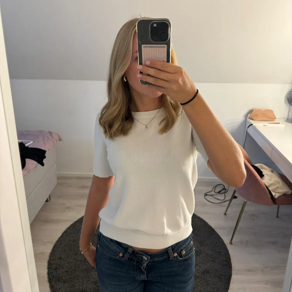 Tröjan är ifrån H&M i storlek S och är i väldigt fint skick. . T-paidat.