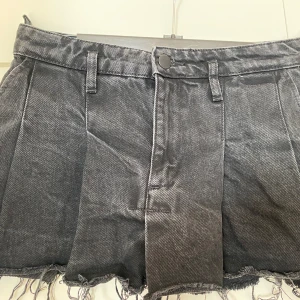 Mini skirt  - Ascool jeans kjol med motvevk/ plisserad. 