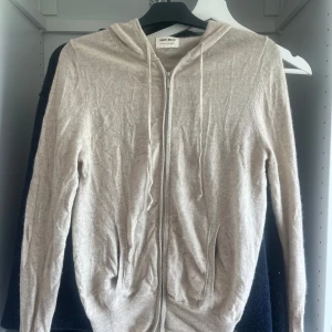 Stickad zip tröja  - Underbar Beige stickad zip tröja från soft goat😍tyvärr inte till användning längre då jag slutat skolan. Nypris 2695kr!