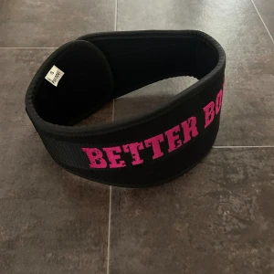 Lyftarbälte - Lyftarbälte från Better Bodies. Svart med rosa text. Använd fåtal gånger Storlek S, men bältet är justerbart.💕