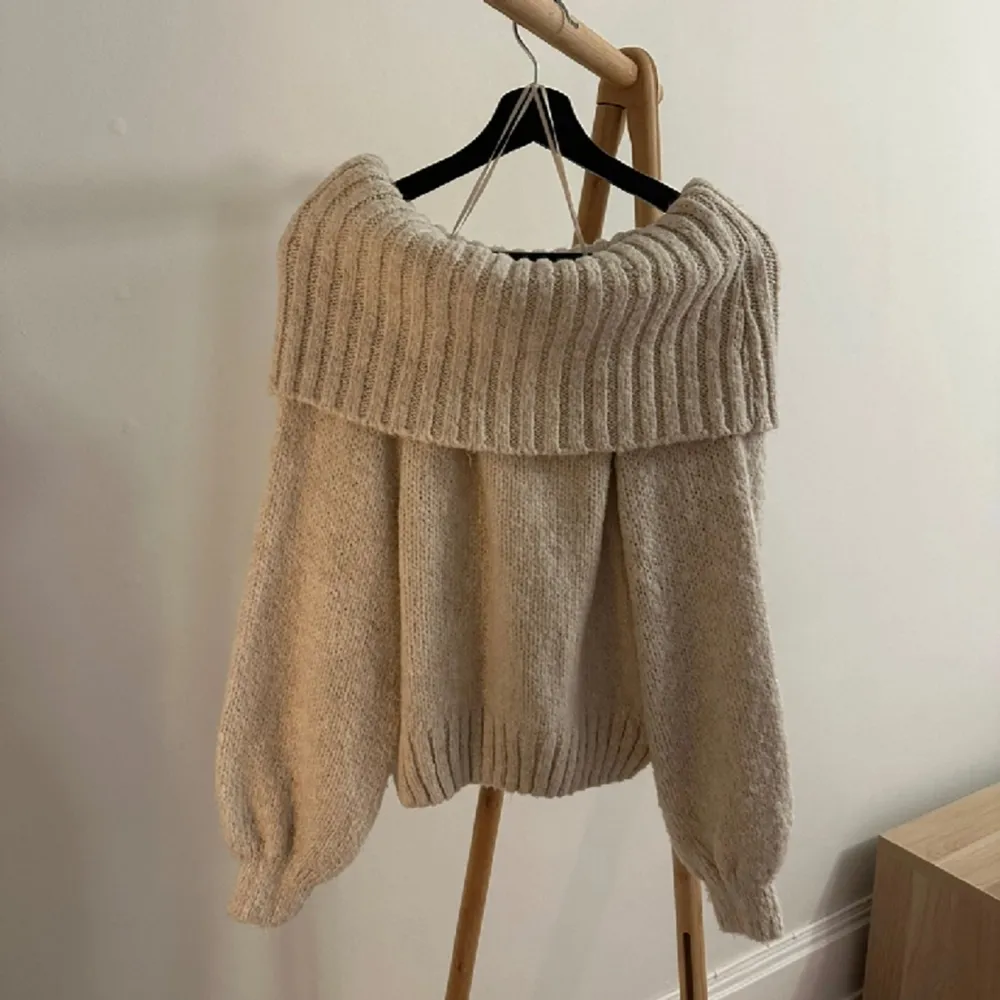 Stickad off-shoulder tröja från Ginatricot. Passar perfekt nu till hösten och är verkligen så mysig. Den är i nyskick och storlek S, den är dock väldigt stretchig så passar nog M också.. Tröjor & Koftor.